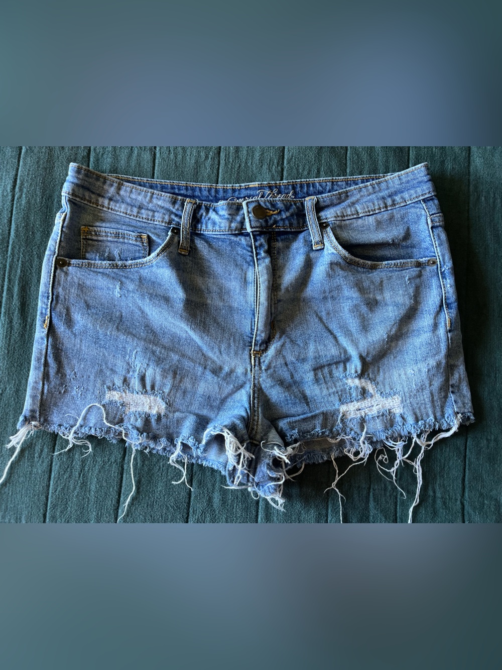 Universal Threads Distressed Blue Denim Shorts size 14 Women’s